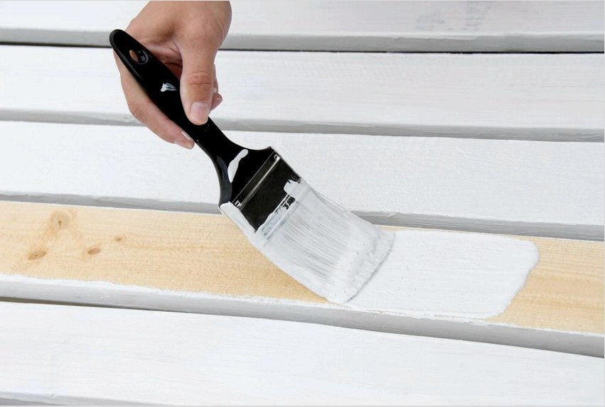 A fafelület bevonása előtt meg kell tisztítani és fel kell készíteni a festésre speciális védő alapozóval