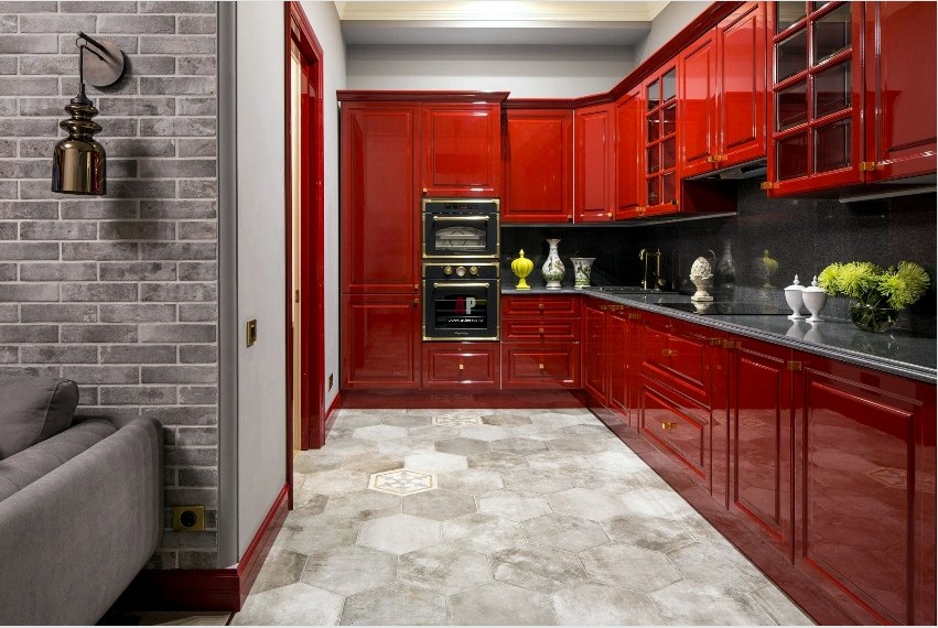 A vörös mennyiség megfelelő adagolásával vizuálisan kibővítheti a konyha határait