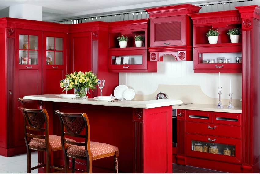 A gazdag vörös szín használata a konyha belsejében vizuálisan csökkenti a helyiséget