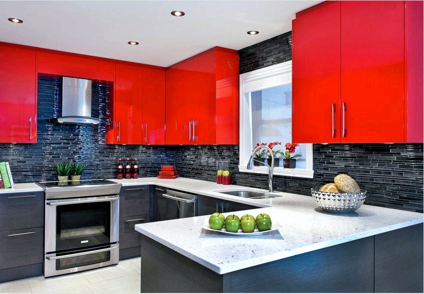 Egy kis konyha belsejében a pirosat csak olyan akcentussal lehet használni, amely nem terheli túl a teret.