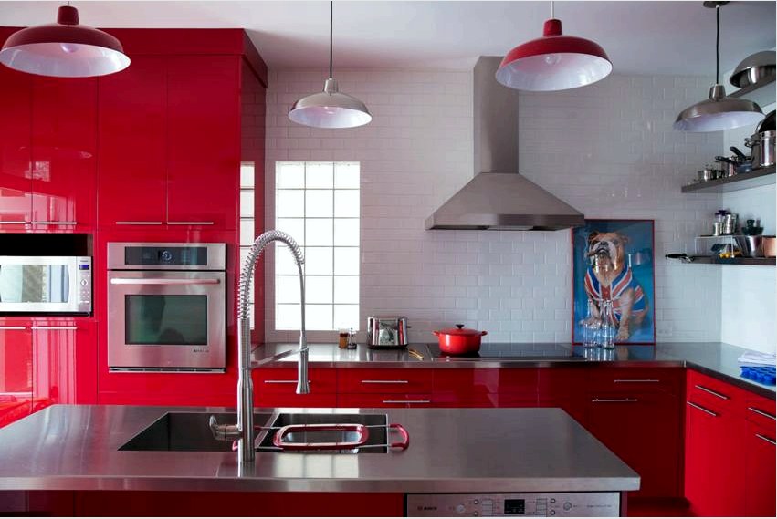 Ha a faldekoráció semleges színű, akkor a piros konyhakészlet nagyon elfogadható