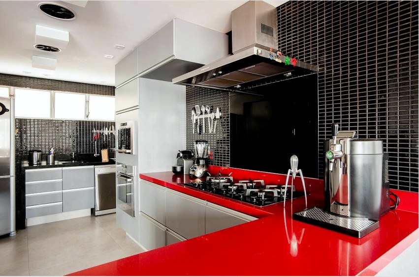 A vörös szín és a fekete kombinációja a konyha kialakításában az utóbbi idők egyik legfontosabb trendje.