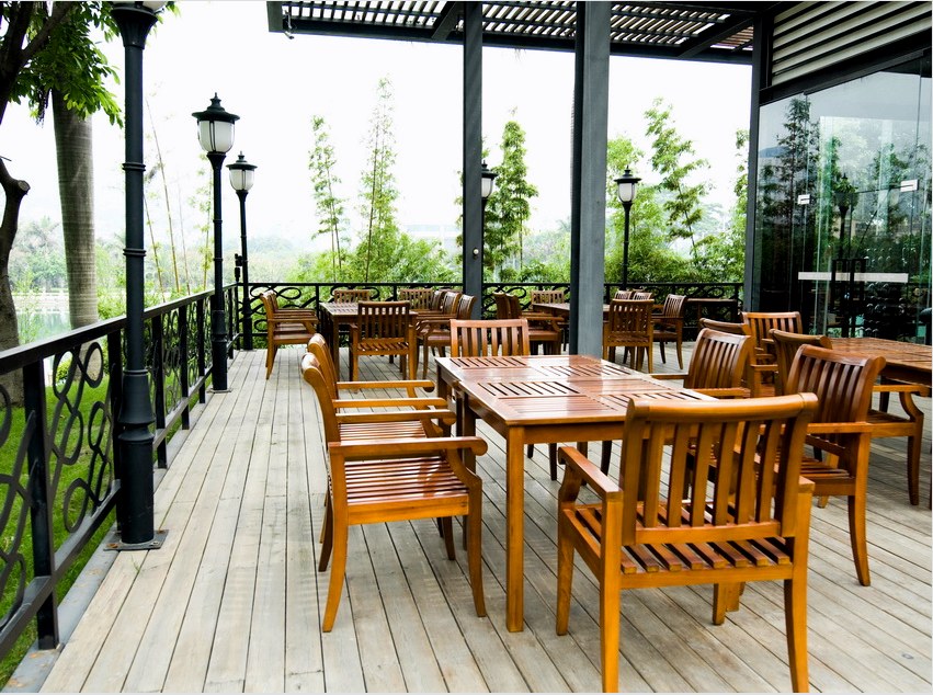 A fa székek jól néznek ki nyílt verandákon és teraszokon