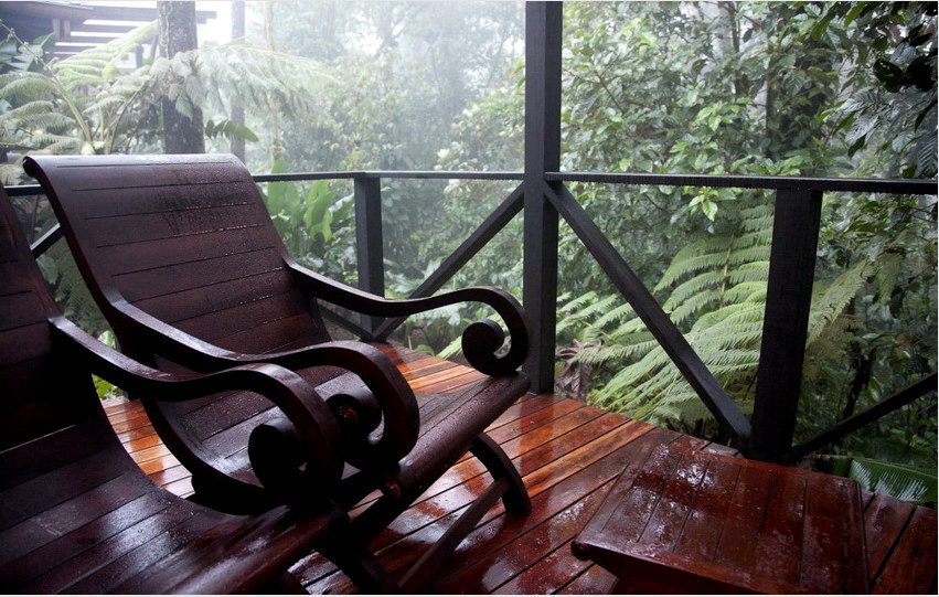 Annak érdekében, hogy a fa székek jól tolerálják a nedvességet, azokat speciális vegyületekkel kell kezelni