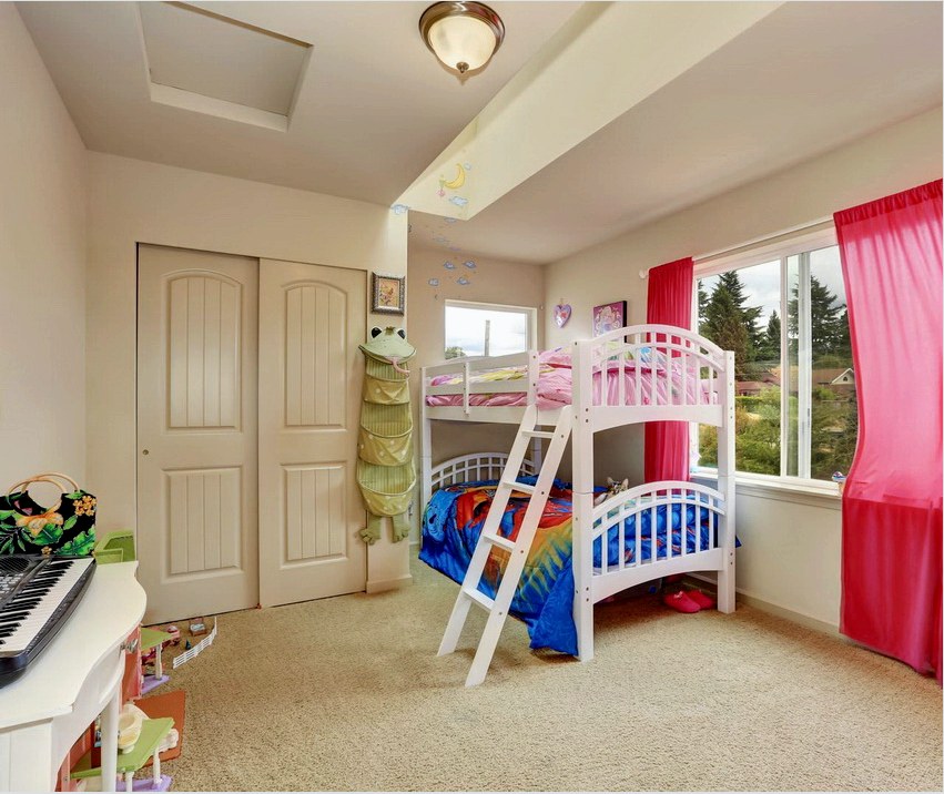 Az emeletes ágyak nemcsak a kis hálószobákban használatosak, hanem gyakran meglehetősen tágas helyiségekben is.