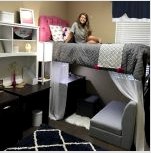 Emeletes ágy kanapéval: a kényelem és a szoba optimalizálása