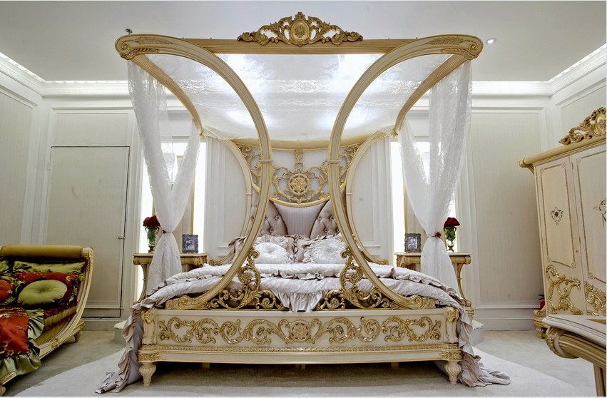 Az áttetsző függönyök nemcsak az ágy elegáns dekorációját idézik elő, hanem romantikus hangulatot teremtenek a hálószobában