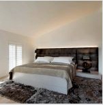 Ágy puha fejfedővel: a szoba eredeti és kényelmes része