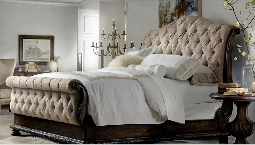 A puha fejtámlával felszerelt ágy jól néz ki egy klasszikus kialakítású hálószobában