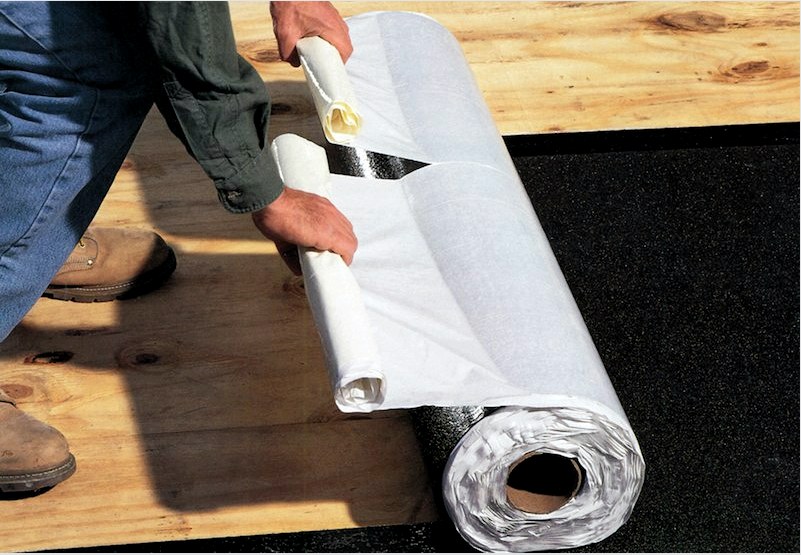 A hengerelt bitumen felhasználható a fa padló vízszigetelésének megszervezésére