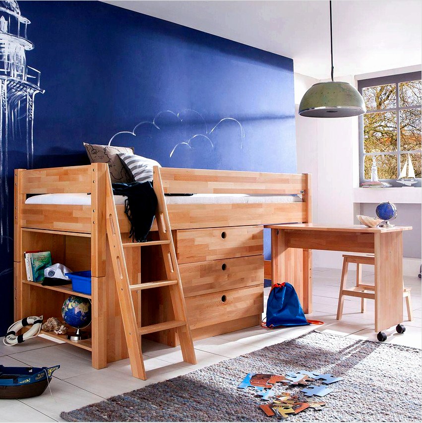 Kiváló megoldás a fiú számára a klasszikus stílusban, természetes színekben készült bútorok.