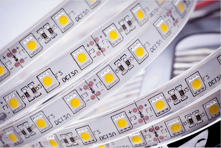 Minden LED körülbelül 3-21 lumen fényerősséget ad, maximális energiafogyasztása 19,8 watt