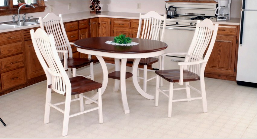 A székeket gyakran ugyanabból az anyagból és ugyanolyan stílusban gyártják, mint az asztal.