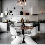 Kerek asztal a konyhában: klasszikus akcentus a modern belső terekben