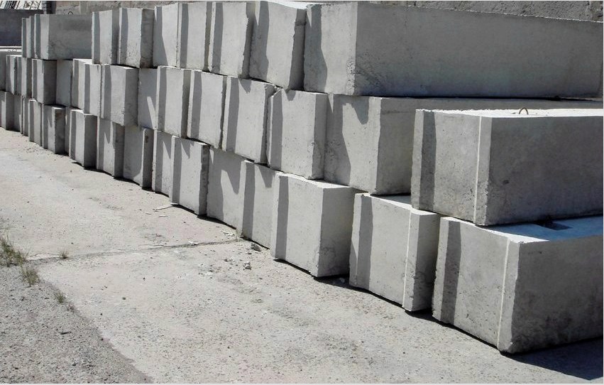 Az FBS tömbök gyártásának fő anyaga a B7.5 – B15 szilárdsági osztályú beton