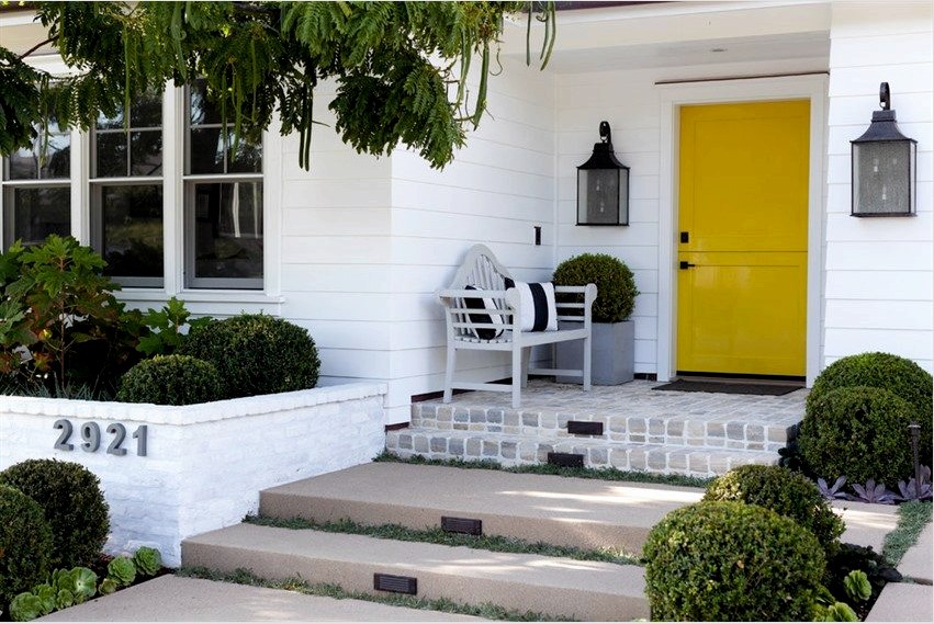 Mivel a ház padlóját mindig az alapítvány szintjére kell emelni, számos lépcső kötelező eleme a verandának.