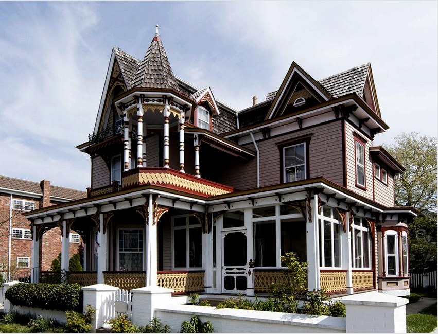 В конструкции кровли дома в викторианском стиле присутствует шпилеобразный тип крыши