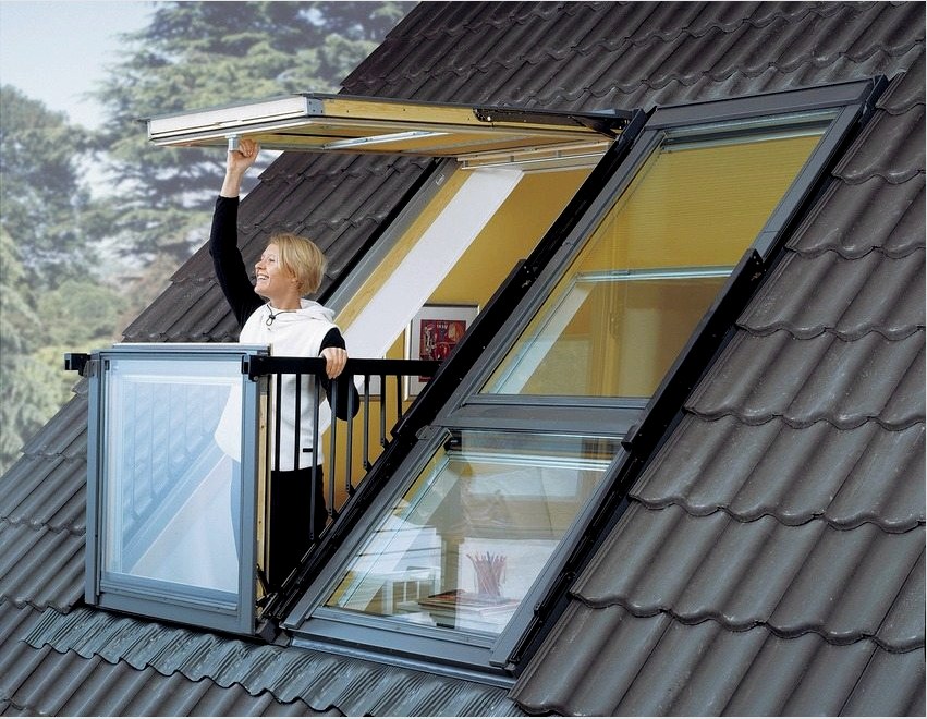 При возведении крыши необходимо тщательно продумать расположение и конструкцию мансардного окна