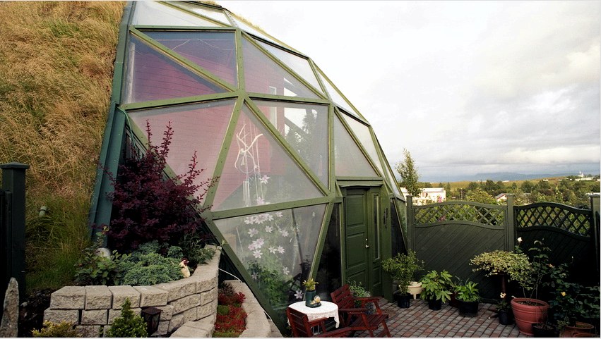 Háromszög vagy ovális ablakok a legalkalmasabbak a kupolás ház tervezéséhez.