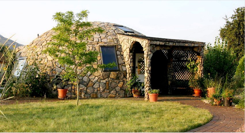 A kupolás ház külső homlokzatának természetes kővel történő befejezése