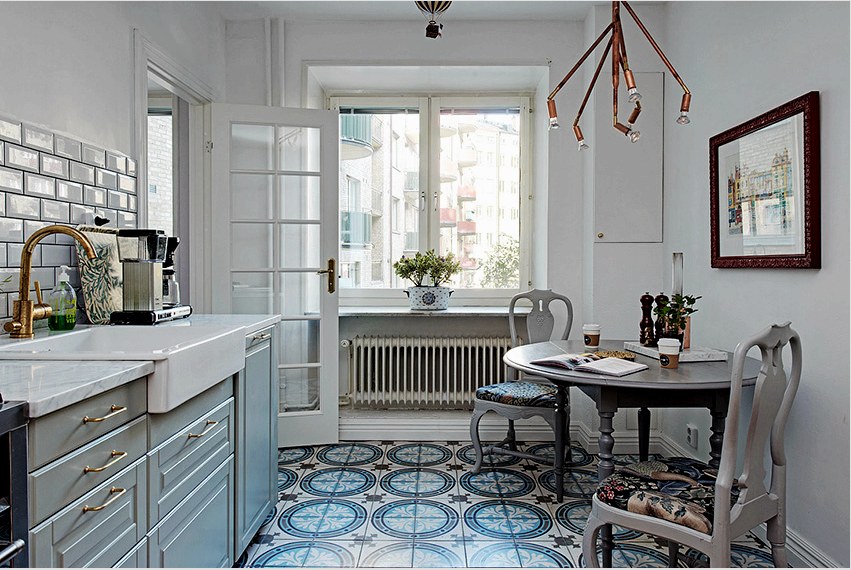 A világos színek és a nagy ablakok sokaságának köszönhetően a skandináv konyha szó szerint meg van töltve világossággal