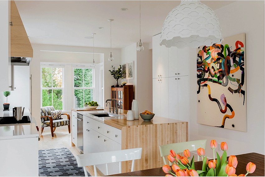 A konyha-nappali hely maximalizálása érdekében javasoljuk, hogy a falak és a mennyezet fehér színű legyen