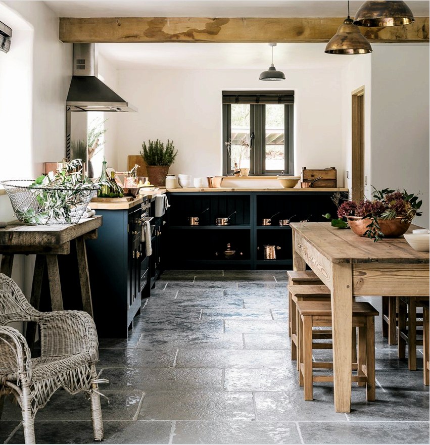A sötét bútorokkal kontrasztot adhat a vidéki konyha világos szobájához.
