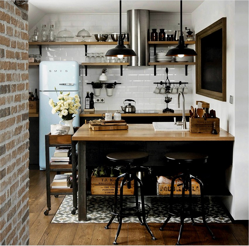 A kis konyha-padlás helyének vizuális növelése érdekében ajánlatos élénk színekkel megtervezni.