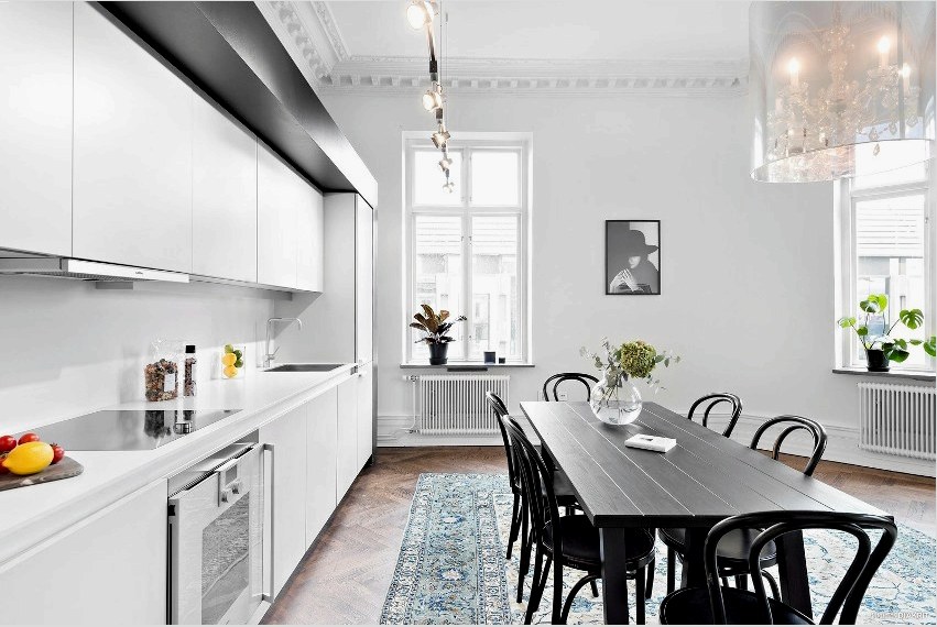 Az összes elem funkcionalitása a minimalista stílusban kialakított konyha belső jellemzője