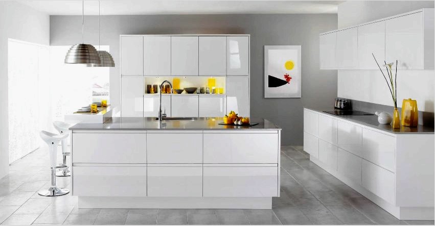 A konyhában a mennyezetet élénk színekben (fehér, szürke árnyalatú vagy bézs színben) kell elvégezni.