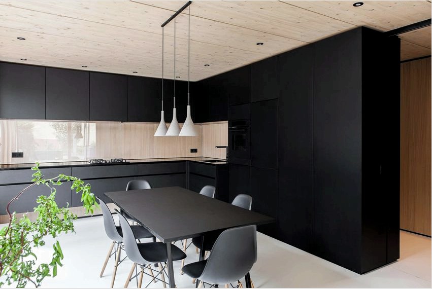 A minimalizmus stílusa kis konyhákhoz is megfelelő, mivel egy kis helyiségben nincs helye masszív bútoroknak és túlzott kiegészítőknek