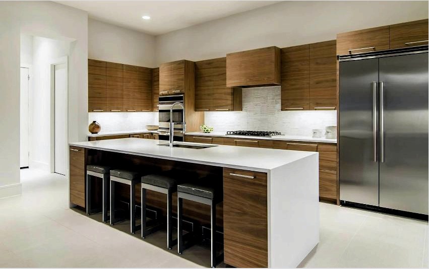 A szekrénybútorok homlokzata mögött a minimalizmus stílusában rejlő konyhai eszközök