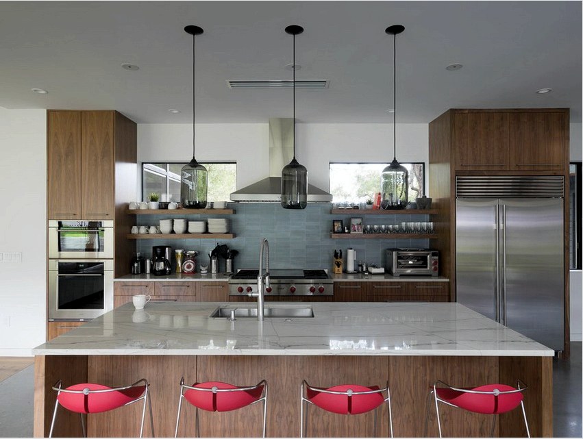 A konyha harmonikus, modern stílusú kialakításához a színpalettát a világítással helyesen kell kombinálni