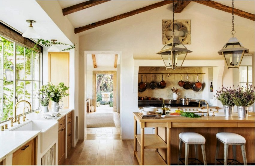 A Provence-stílusú konyhatervezés sok természetes dekorációt, valamint különféle textil anyagot tartalmaz