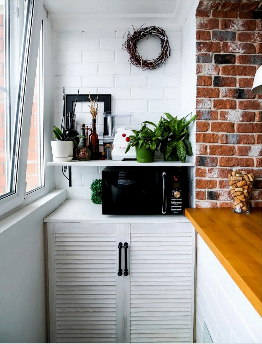 A konyha alatti erkély megváltoztatása lehetővé teszi további háztartási gépek felszerelését