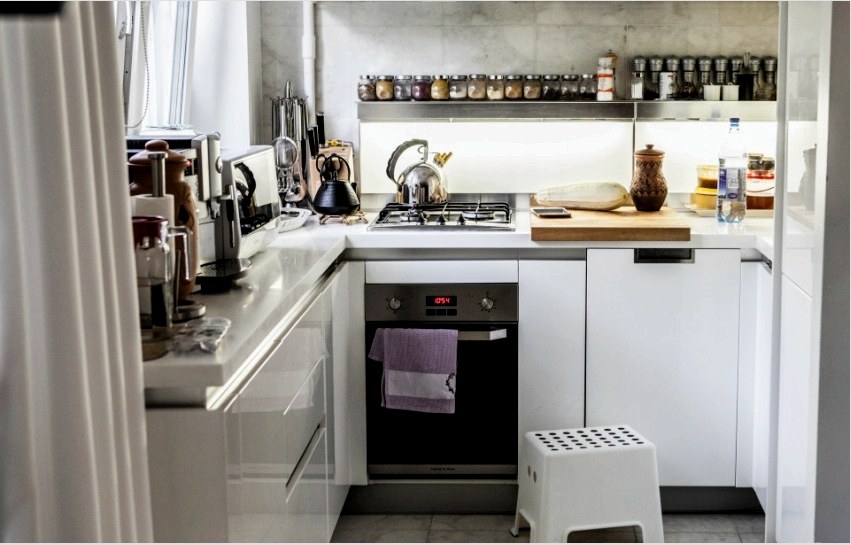 Az erkélyen jobb hűtőszekrényt vagy sütőt helyezni, amelyek általában sok helyet foglalnak el a konyhában
