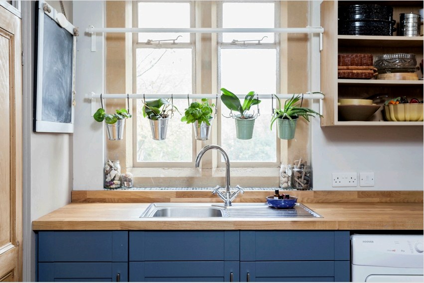A konyhában az ablak mellett van egy mosogató és egy zóna virágnöveléshez