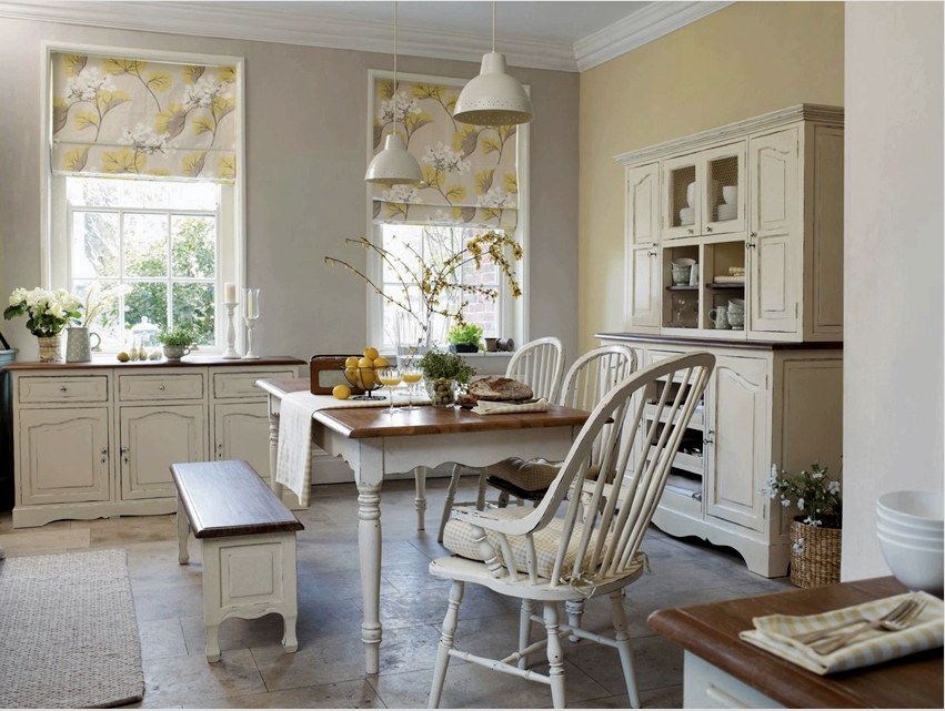Ablakok esetén, amelyek alatt a konyha munkaterülete található, tanácsos redőnyök használata