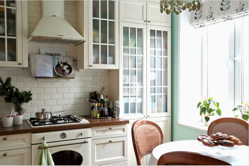 A konyha javításakor és felszerelésekor fontos, hogy ne sokat festsen a dekorációval, különben a klasszikus helyett rusztikus stílust hozhat létre.