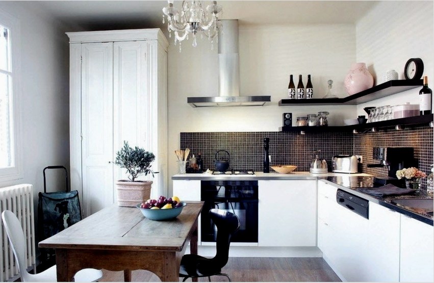 A klasszikus konyhák világításához jobb, ha gyönyörű kristály- vagy kovácsoltvas csillárokat használ