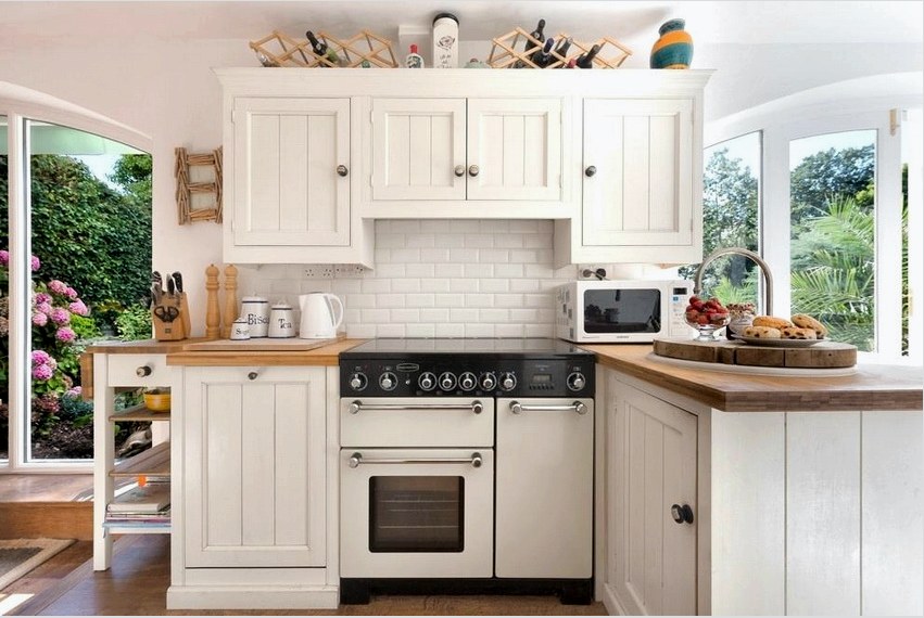 Egy kis konyha elrendezésekor nemcsak a szoba méretére, hanem a konyhakészlet tulajdonságaira is támaszkodni kell