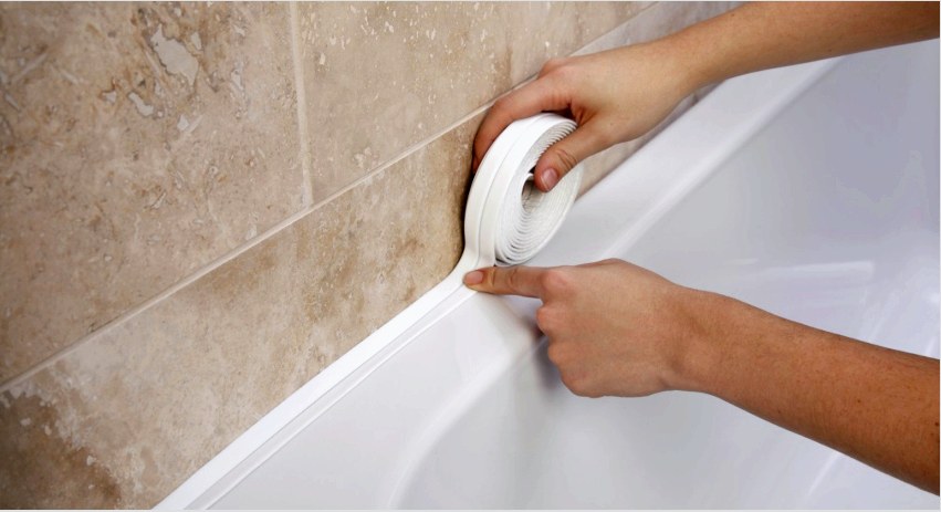 Fürdőszoba szegély: esztétikus módszer a szükségtelen rések kiküszöbölésére