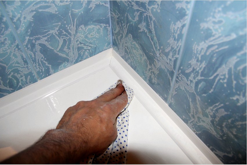 Ragasztja a szöget a fal síkjára, az alsó részt a lehető legszorosabban nyomja meg a fürdő felületéhez