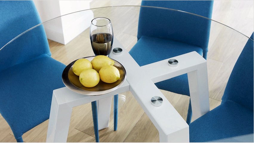 Színes székek kiválasztásával fényes akcentust készíthet egy kerek, átlátszó asztalon