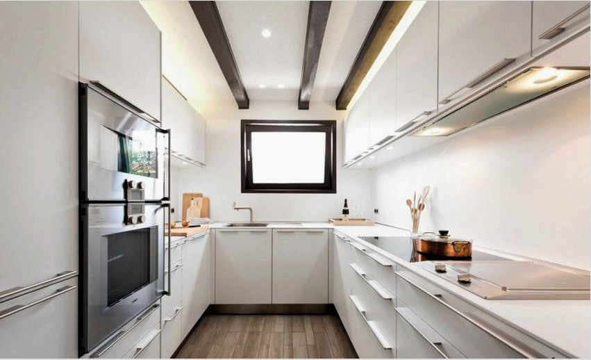 A sarokkonyhakészlet különösen alkalmas kis négyzet alakú és téglalap alakú konyhákhoz