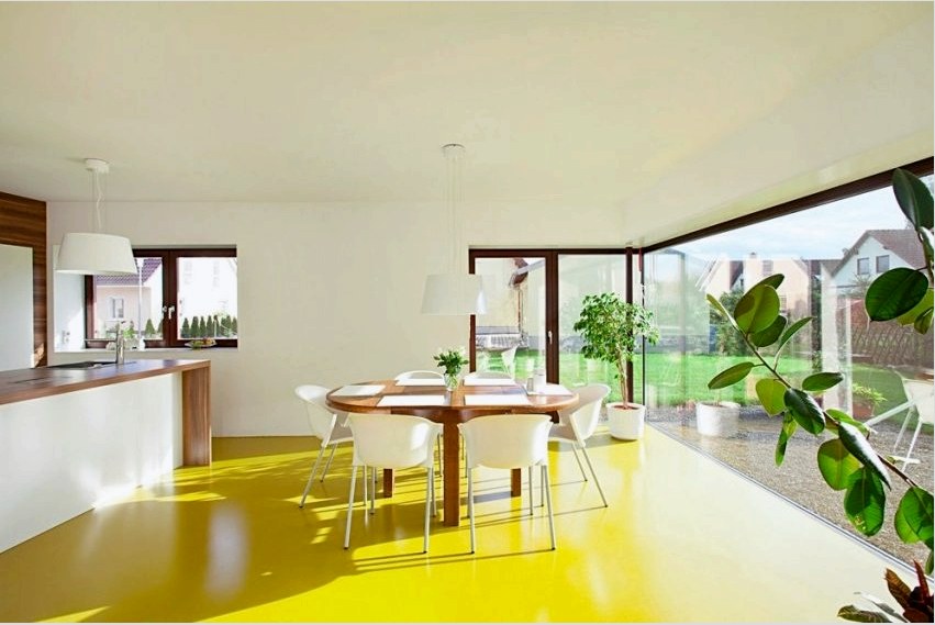 A modern linóleum lehetővé teszi, hogy a padló a belső térben fényes elem legyen