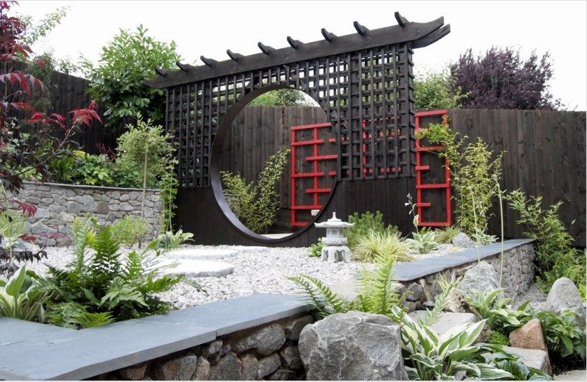 A kertben japán stílusra jellemző dekorációs elemek találhatók