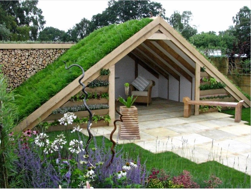 Az eredeti formájú kerti pavilon zöld tetővel van borítva