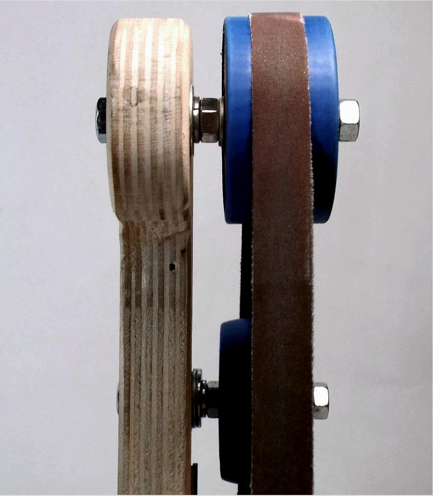 A szalagcsiszoló szalagjainak szélessége kétféle változatban létezik - 50 mm és 100 mm