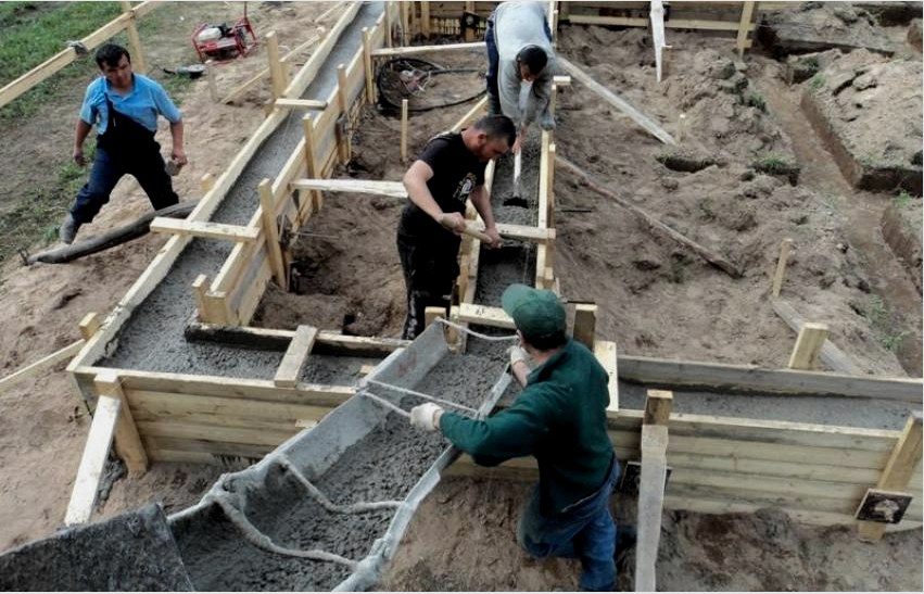 7. lépés: Az elkészített beton öntése az alapozási árokba